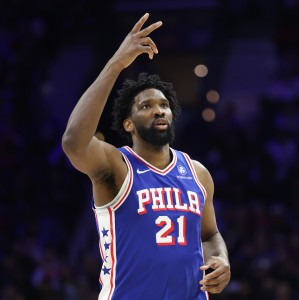 加拿大28开奖-上次东决还是艾弗森时期！铁林：恩比德保持健康 76人能进东决